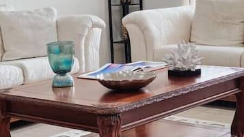 Una televisión, una chimenea, un futbolín, una mesa de tenis de mesa