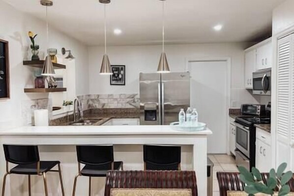 Frigorífico, microondas, horno y placa de cocina