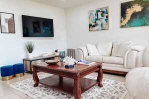 Una televisión, una chimenea, un futbolín, una mesa de tenis de mesa