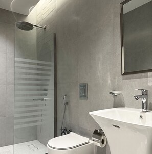 디자인 아파트, 침실 2개 | 욕실 | 무료 세면용품, 헤어드라이어, 목욕가운, 타월