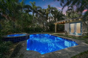 A heated pool - Beautiful House, Heated Pool Hot Tub & EV Charger! (Lake Worth Beach)