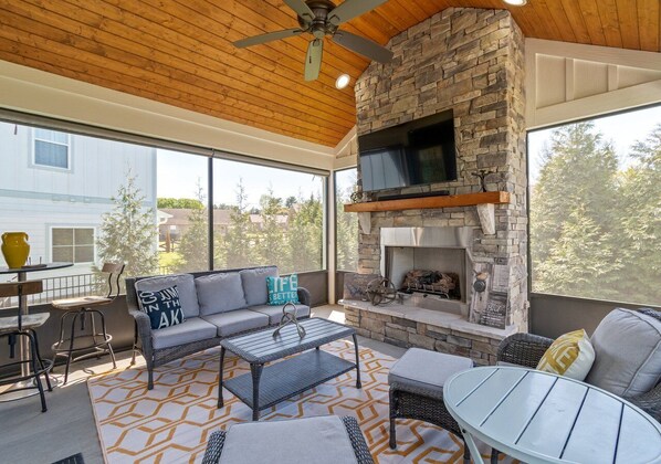 Interior - Barefoot Retreat w/kayaks/SUP/fireplace/Community Pool (Winchester)