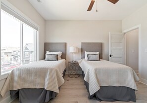 3 bedrooms, travel cot, free WiFi, bed sheets - Barefoot Retreat w/kayaks/SUP/fireplace/Community Pool (Winchester)