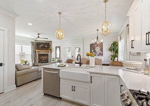 Fridge, microwave, oven, stovetop - Barefoot Retreat w/kayaks/SUP/fireplace/Community Pool (Winchester)