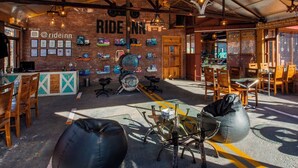 Un espace intérieur accueillant avec un mur en briques, des meubles en bois et un porte-vélos.