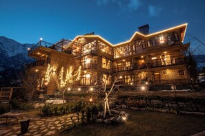 Front of property – evening/night - Ride Inn Cafe and Resort (Manali)