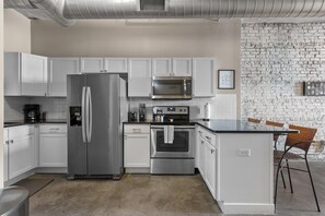 Frigorifero, microonde, forno, piano cottura