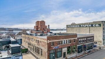 Une vue de rue avec des bâtiments, dont un portant l’enseigne « Peterson Paper Co. », un magasin Nelson et un cinéma.