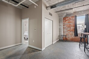 WiFi, bed sheets - The Nelson Lofts - Unit 1 (1 BR) (Davenport)