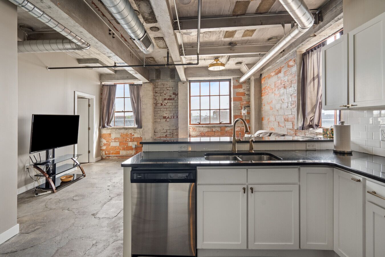 Fridge, microwave, dishwasher, coffee/tea maker