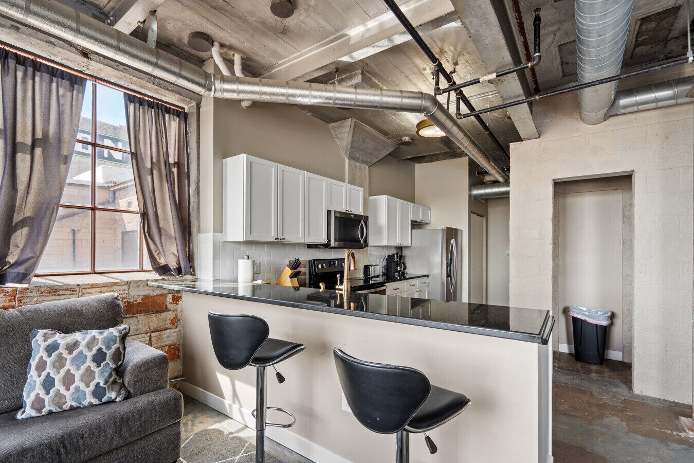 Refrigerador, microondas, lavavajillas y cafetera y tetera 