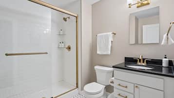 Secador de pelo, jabón y champú