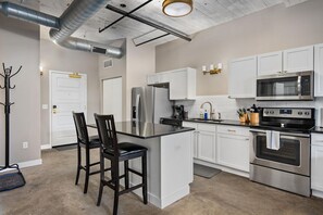 Kjøleskap, mikrobølgeovn, kokeplater og oppvaskmaskin