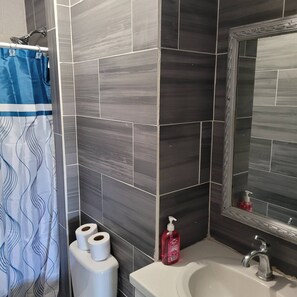 Handtücher, Seife, Shampoo, Toilettenpapier