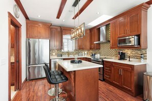 Fridge, microwave, oven, stovetop - Near DT Vancouver | King Bed | 12min to YVR (Vancouver)