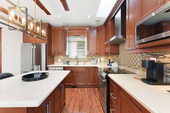 Køleskab, mikrobølgeovn, ovn, kogeplade