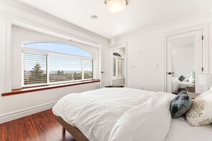 3 soveværelser, skrivebord, strygejern/strygebræt, weekendseng