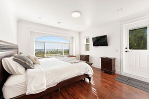 3 bedrooms, desk, iron/ironing board, travel cot - Near DT Vancouver | King Bed | 12min to YVR (Vancouver)