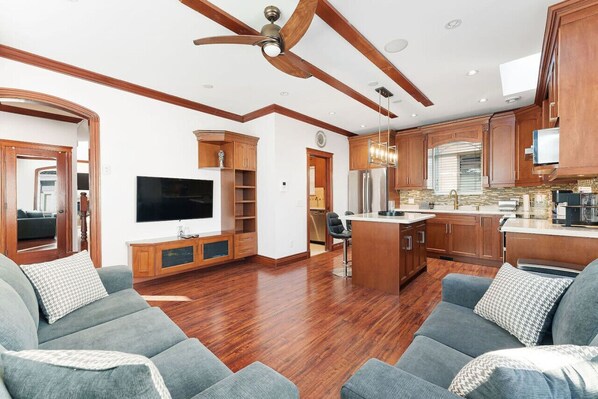 Een smart-tv, een open haard en een kantoor