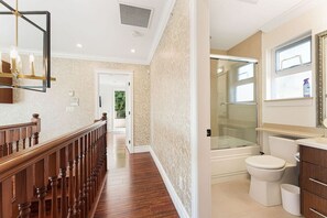 Een haardroger, handdoeken