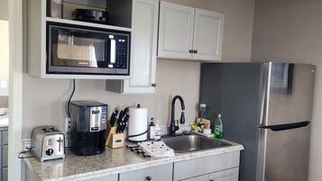 Refrigerador, microondas, cafetera y tetera y tostadora
