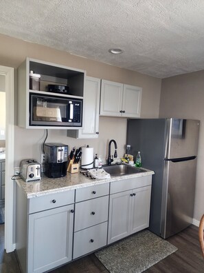 Jääkaappi, mikroaaltouuni, kahvin-/teenkeitin, leivänpaahdin