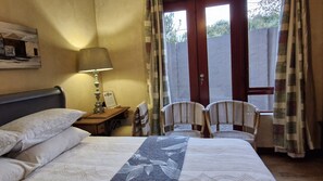 4 habitaciones, escritorio, tabla de planchar con plancha y wifi 