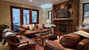 Smart TV, fireplace - 247The Residence - 4 Centrally located Private Suites in a secure leafy surbarb (Randburg)