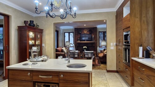 247The Residence - 4 Centrally located Private Suites in a secure leafy surbarb 