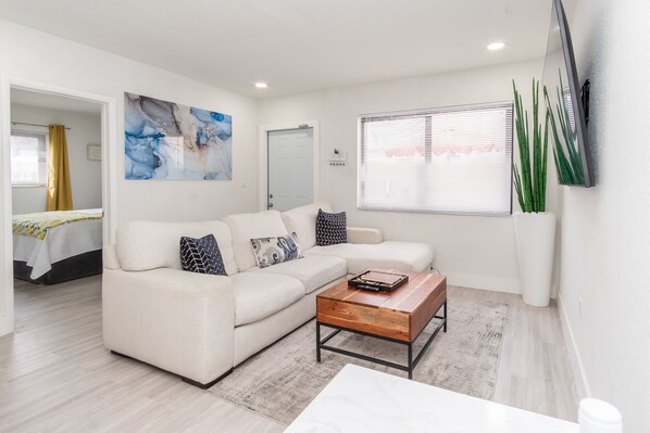 Smart TV - Brand New North Miami Beach home (Miami)