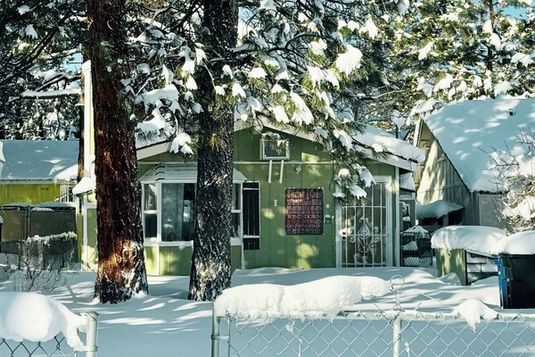 Snow covered Big Bear Cool Cabins, A Beary Cute Cabin