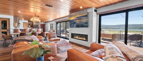 Smart TV, fireplace