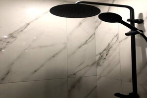 Towels, soap, shampoo, toilet paper - Studio Rénové Proche Paris 18 Minutes de la Gare St Lazare (Cormeilles-en-Parisis)