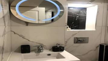 Serviettes fournies, savon, shampoing, papier toilette