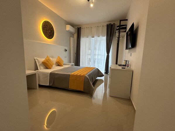 Deluxe Double Room, Park View | Premium bedding, down comforters, memory foam beds, minibar - St.Peter's Moon (Rome)