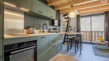 Een koelkast, een oven, een kookplaat, een vaatwasser