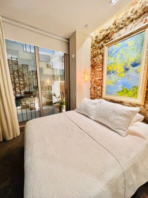 4 habitaciones, tabla de planchar con plancha, wifi y ropa de cama 