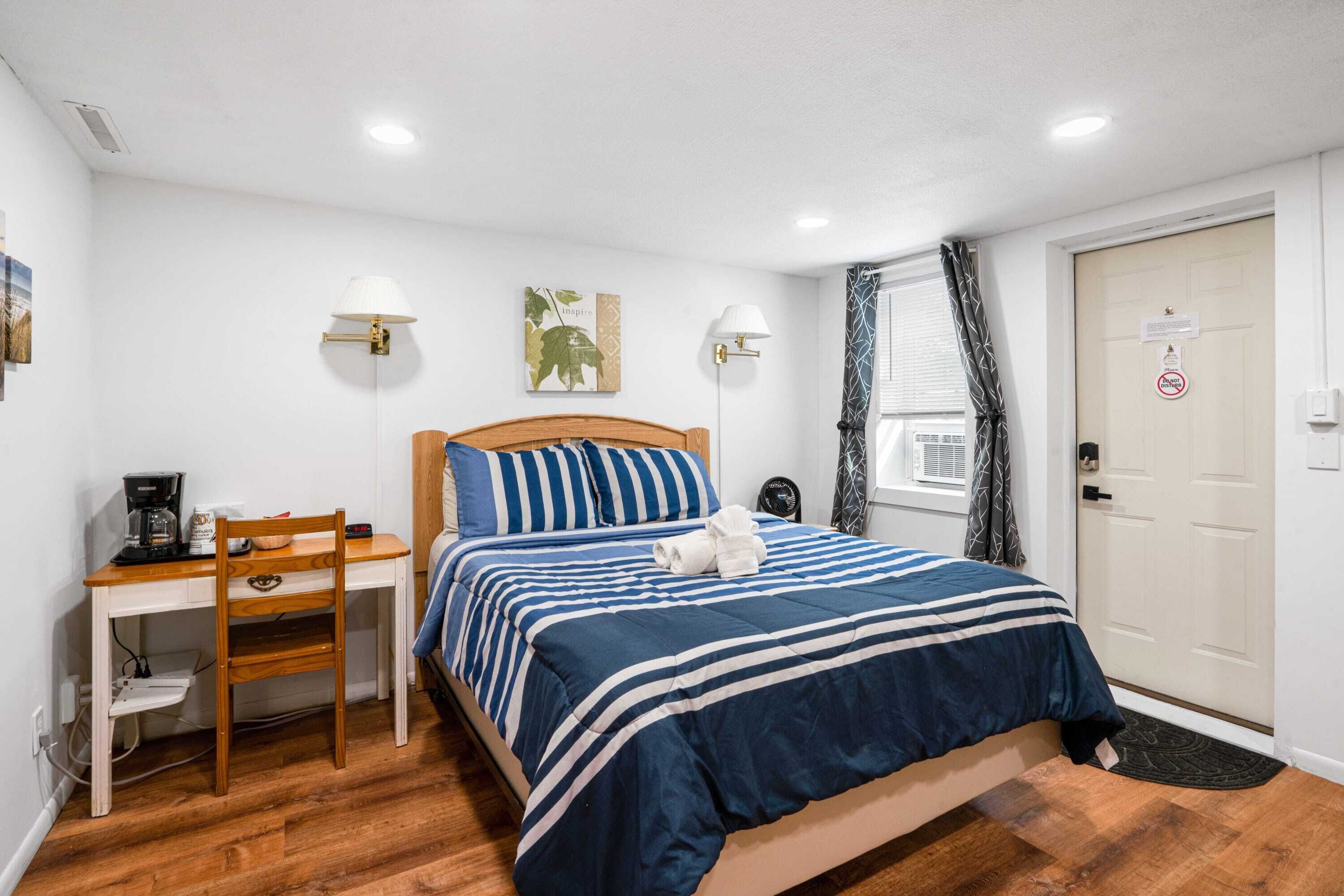 🌼 South Arm Retreats Motel: Lake View Standard Room ➠ Room #1
