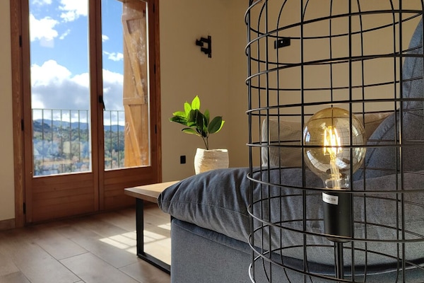 Apartemen Keluarga | Area keluarga | Smart TV 43-inci dengan saluran TV digital dan Netflix