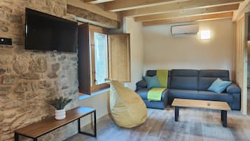 Departamento estándar | Área de sala de estar | Smart TV de 43 pulgadas con canales digitales y Netflix