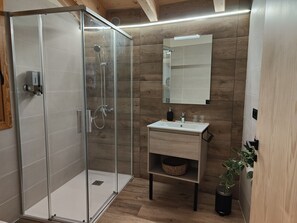 Departamento familiar | Baño | Regadera, secadora de cabello, toallas, jabón 