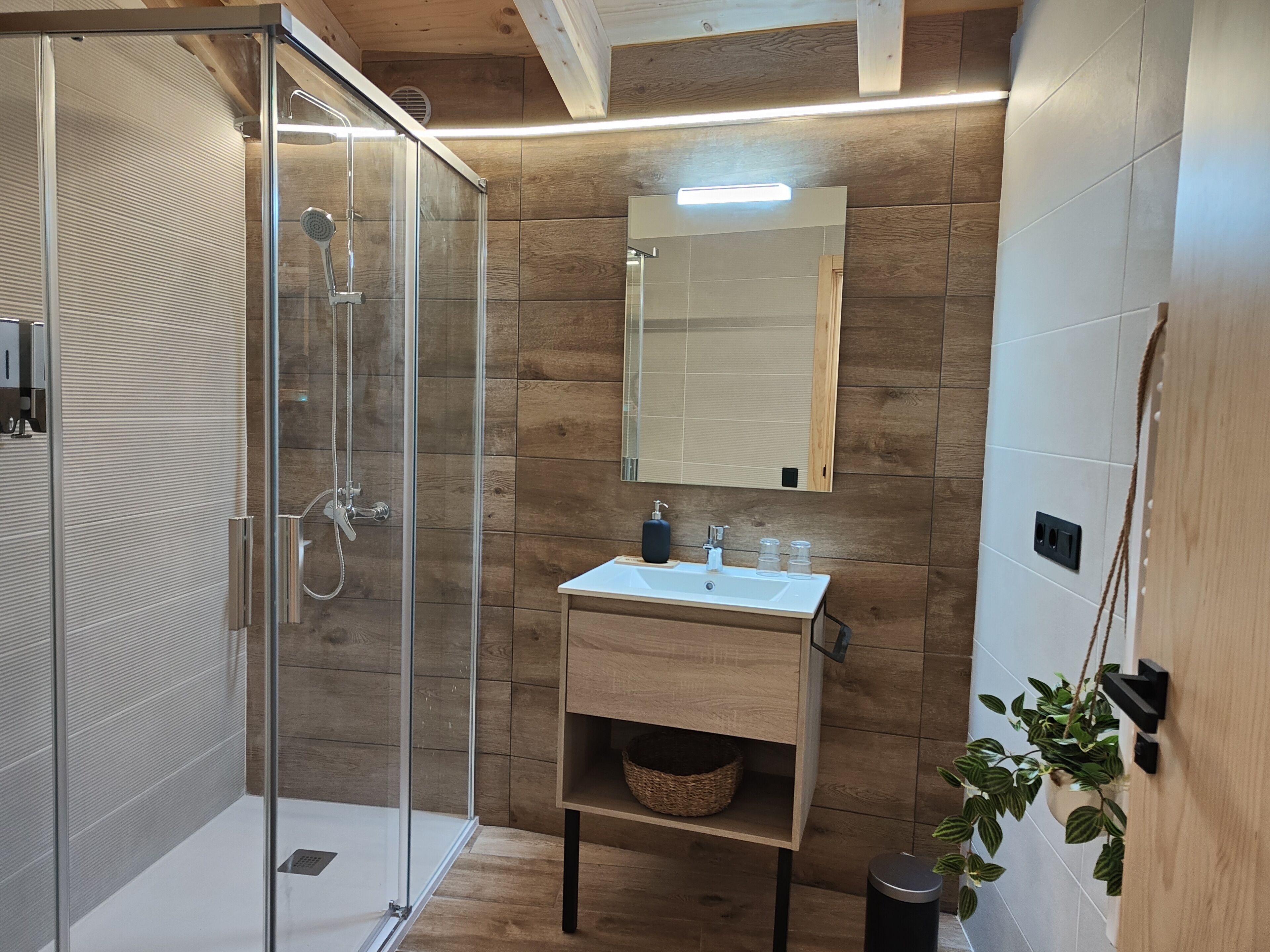 Family Apartment | Bathroom | Shower, hair dryer, towels, soap