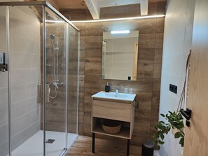 Family Apartment | Bathroom - Las Bordas de Miquelet (Viacamp)