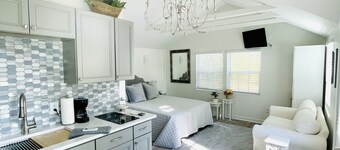 Dreamy Guest house on our 8 acre property!