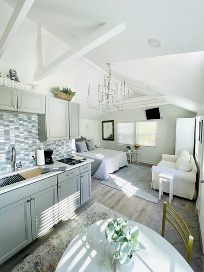 Dreamy Guest house on our 8 acre property!