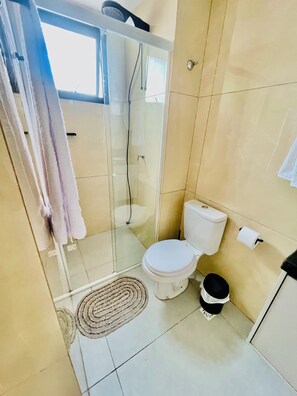 Serviettes fournies, papier toilette