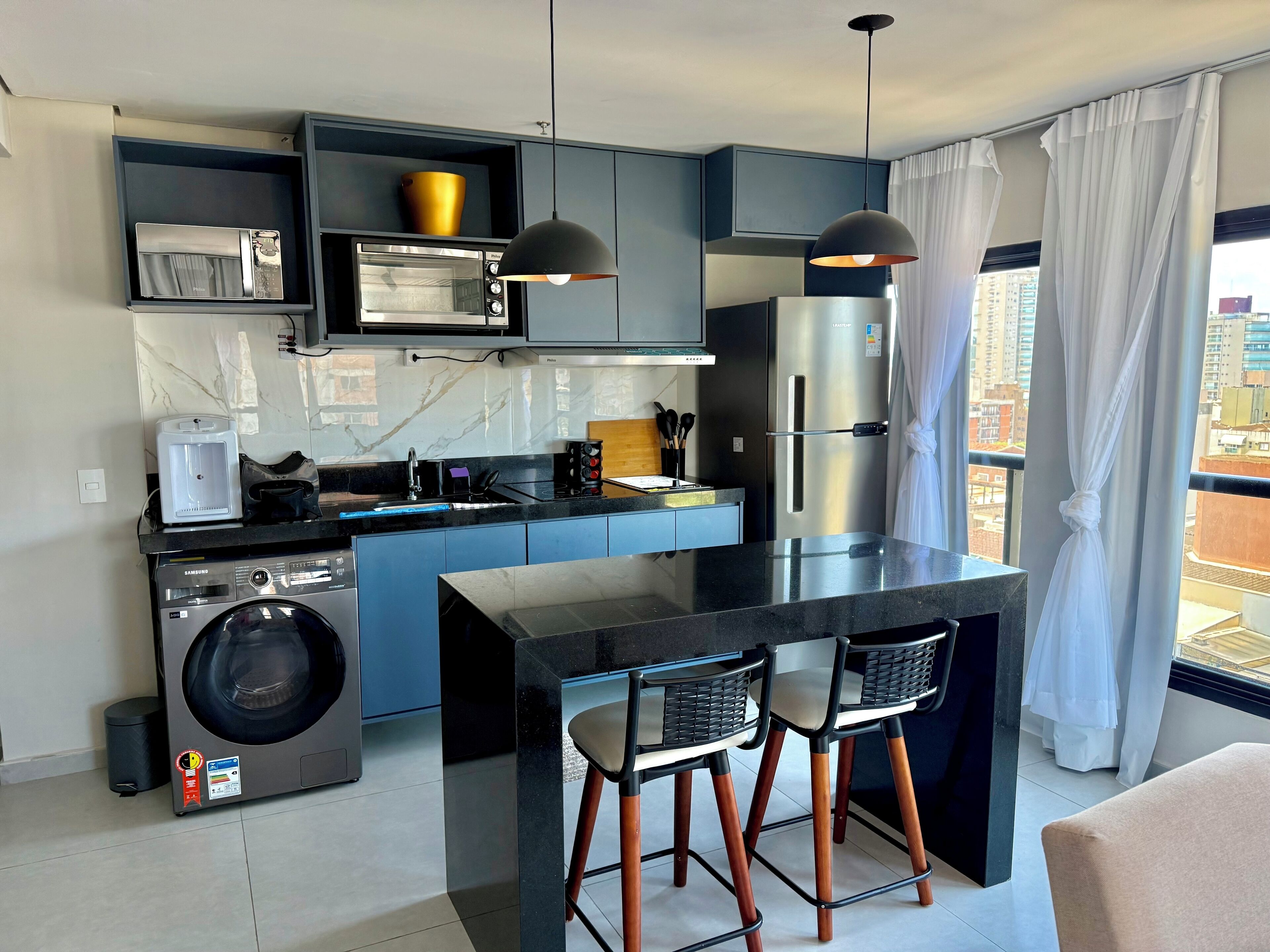 Geladeira, micro-ondas, fogão, cooktop