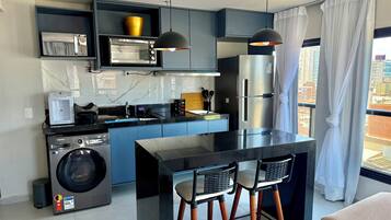 Geladeira, micro-ondas, fogão, cooktop