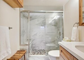 Dusche, Haartrockner, Handtücher