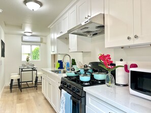 Fridge, microwave, cookware/dishes/utensils - Jie’s Choice - Arcadia haven retreat (Arcadia)